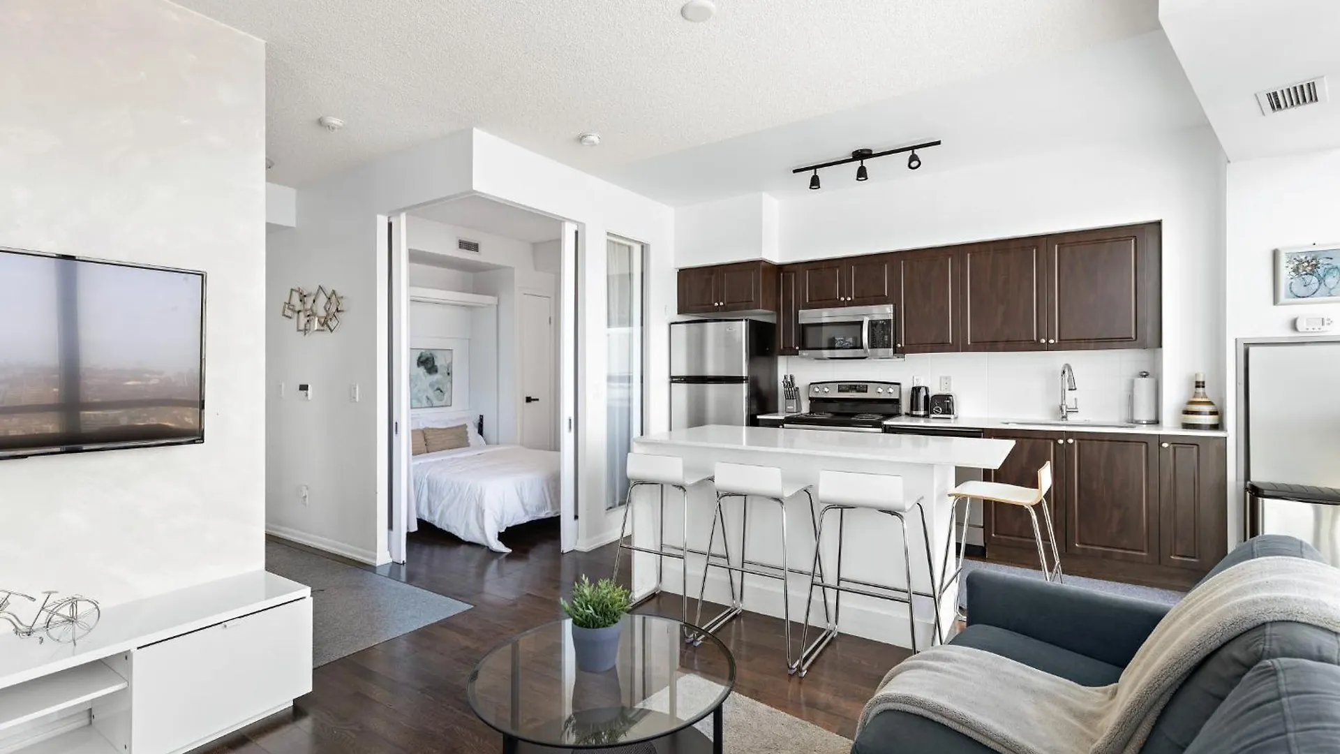 Apartment 2 Bedroom Suite With Amazing Views, Pool And Free Parking Toronto Canada