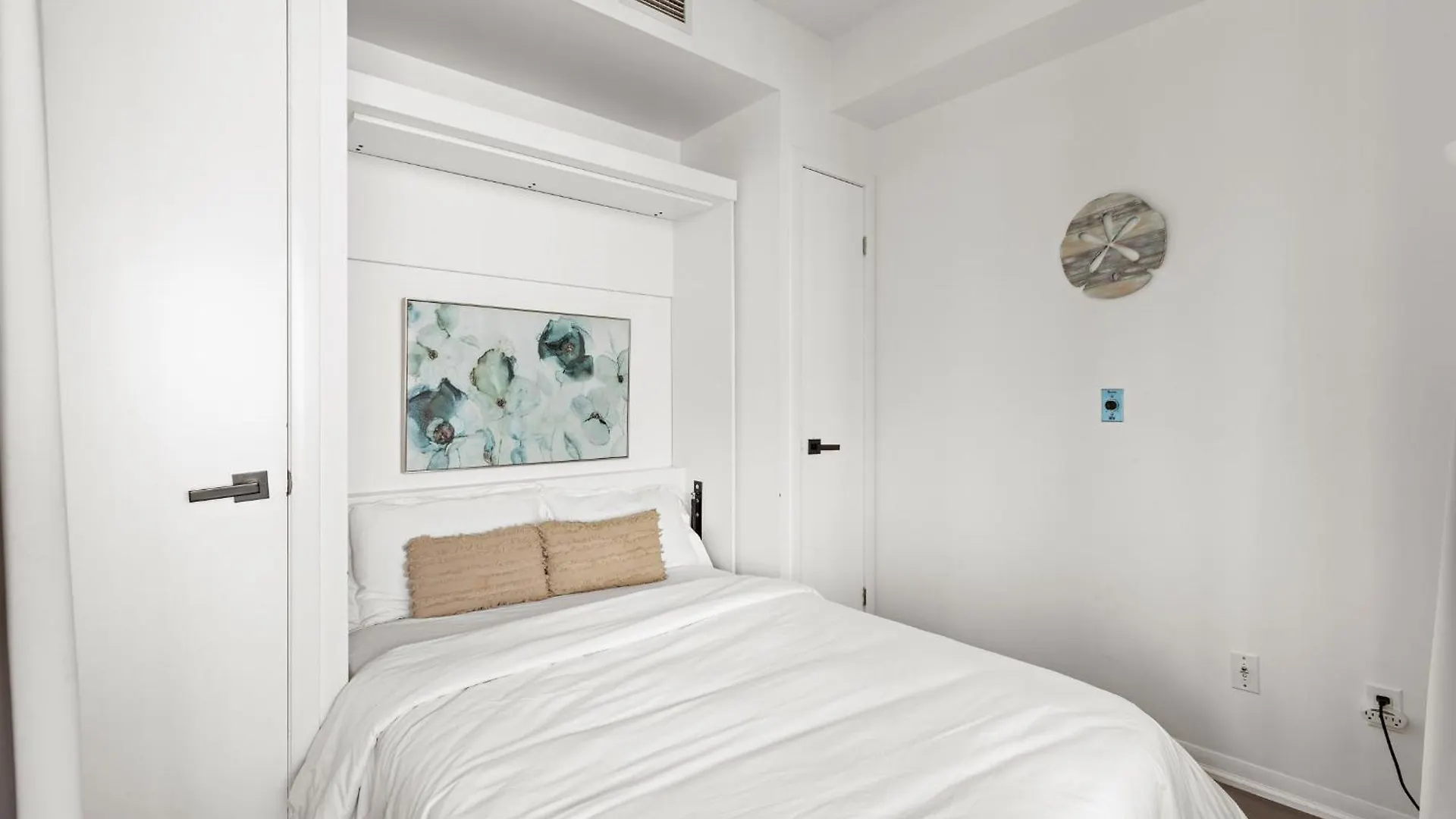 Apartment 2 Bedroom Suite With Amazing Views, Pool And Free Parking Toronto