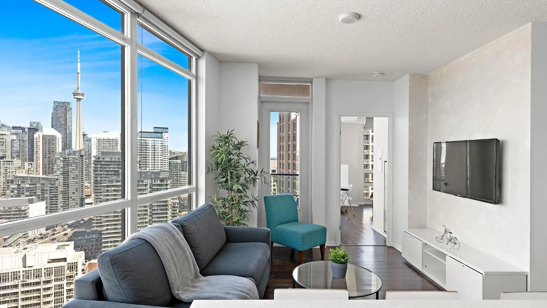 2 Bedroom Suite With Amazing Views, Pool And Free Parking Toronto
